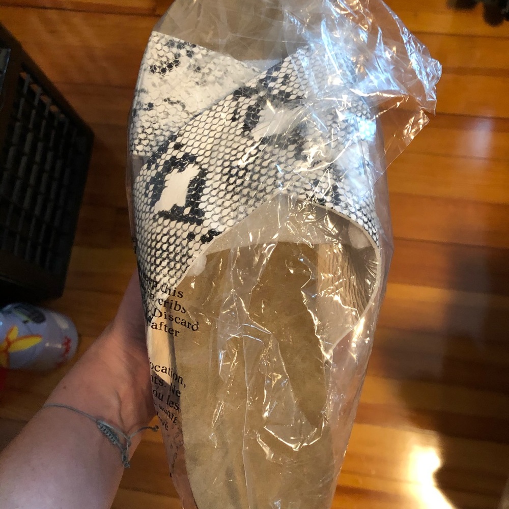 Black & white Snakeskin Platform Sandals NWT final price - Picture 2 of 4